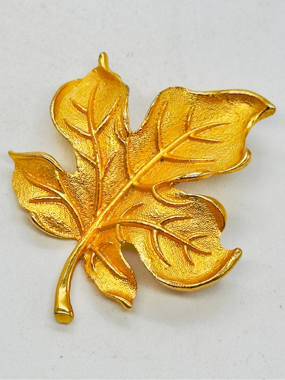 Vintage Matte Gold Tone Amerique Leaf Brooch Pin Figural Fall Autumn Maple